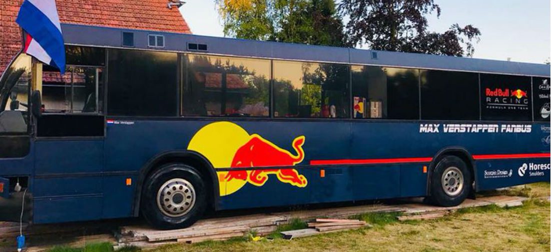 Oude stadsbus omgetoverd tot brute Max Verstappen-camper