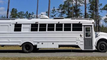 Stel tovert schoolbus om tot bizarre camper en reist heel de VS rond