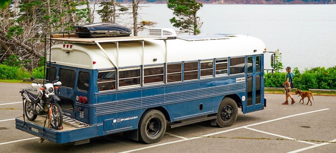 Deze familie toverde een afgekeurde Air Force bus om tot een reusachtige camper