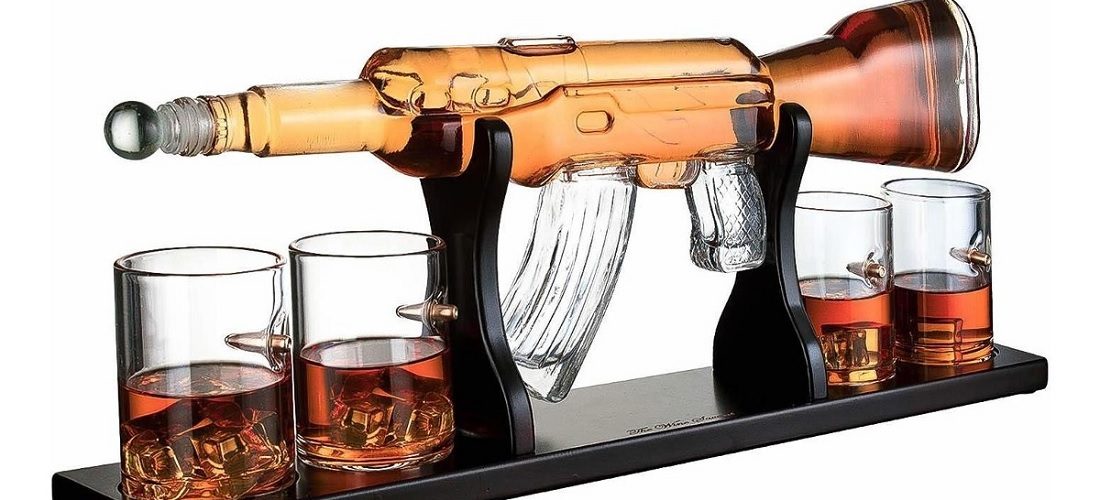Deze brute whiskykaraf is geïnspireerd op een AK-47