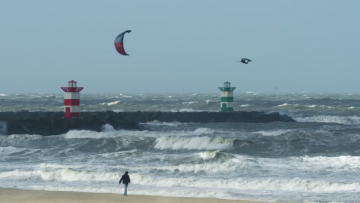 Nederlandse Kevin gaat kitesurfen tijdens Ciara storm met 140 km/u