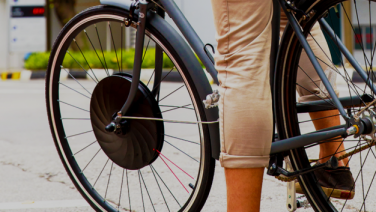 Met dit goedkope Kickstarter wiel maak jij van jouw fiets een e-bike in 60 seconden