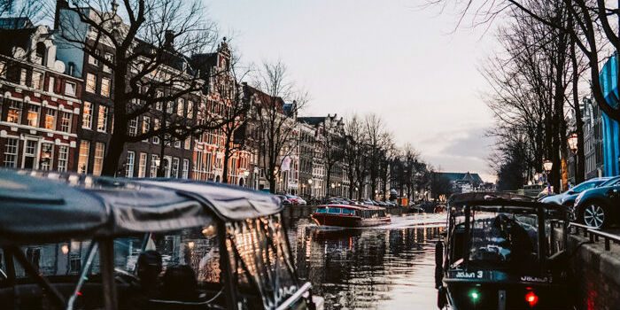 Nu te boeken in Amsterdam: de ultieme whisky-boottocht door de grachten
