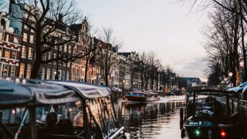 Nu te boeken in Amsterdam: de ultieme whisky-boottocht door de grachten