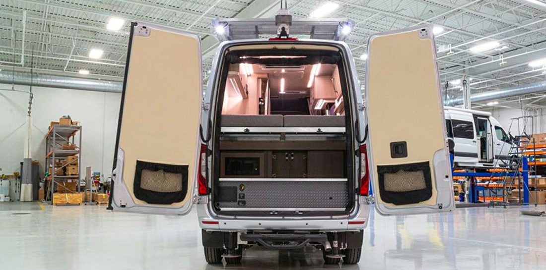 Camper transformatie: deze Mercedes-Benz heeft een keuken, bed, twee douches en meer