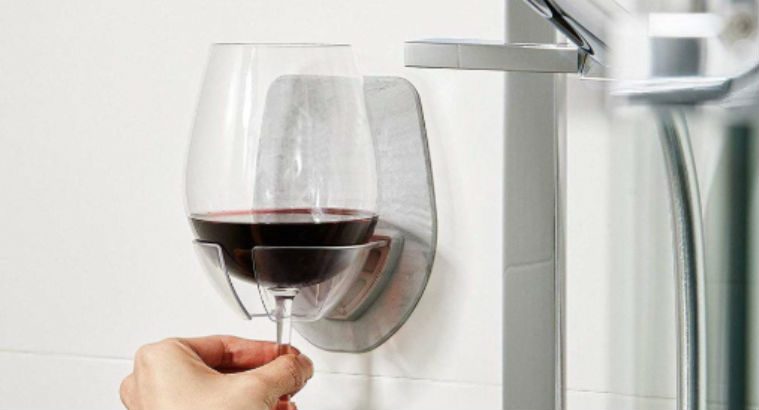 Amazon verkoopt nu een wijnglas houder voor naast je bad of in de douche