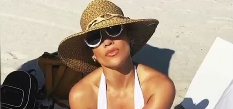 Jennifer Lopez (50 jaar) showt haar waanzinnige figuur in bikini