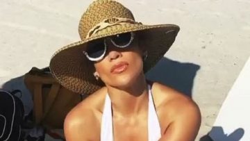 Jennifer Lopez (50 jaar) showt haar waanzinnige figuur in bikini