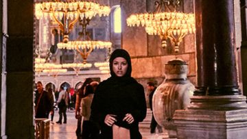 Turkije wil Belgisch naaktmodel Marisa Papen de cel in vanwege pikante fotoshoot (NSFW)