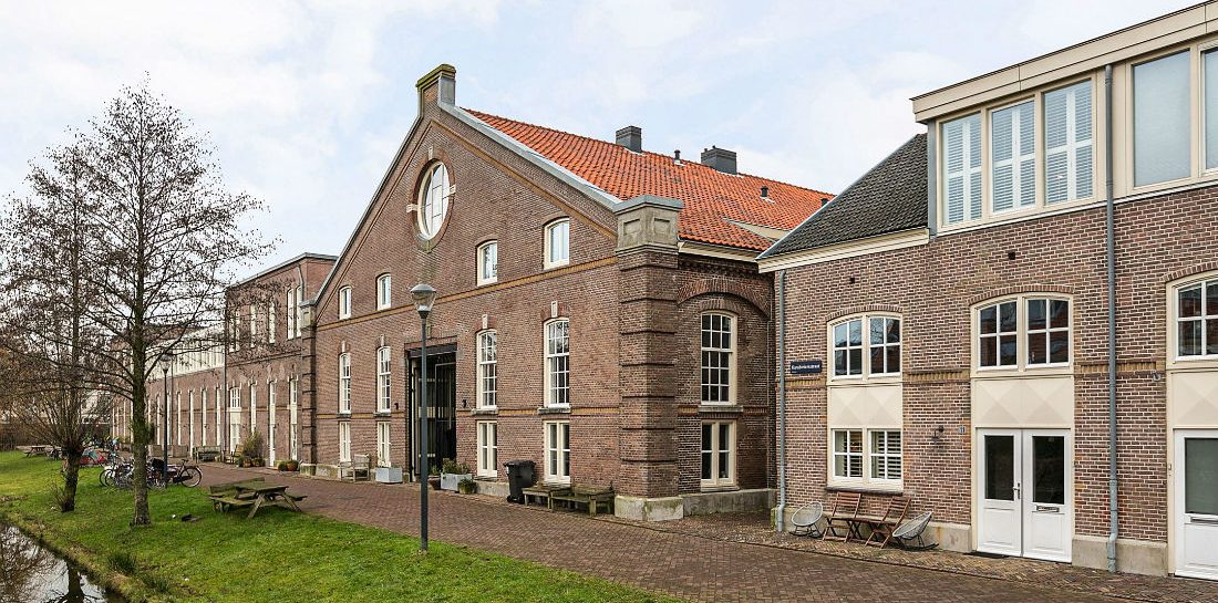 Nu te koop op Funda: oude kazerne in Haarlem omgetoverd tot waanzinnig herenhuis
