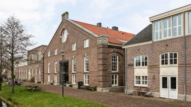 Nu te koop op Funda: oude kazerne in Haarlem omgetoverd tot waanzinnig herenhuis