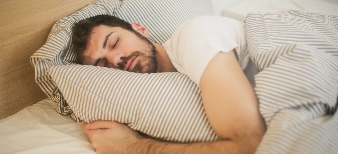 Met deze ademhalingstechniek val je binnen twee minuten in slaap