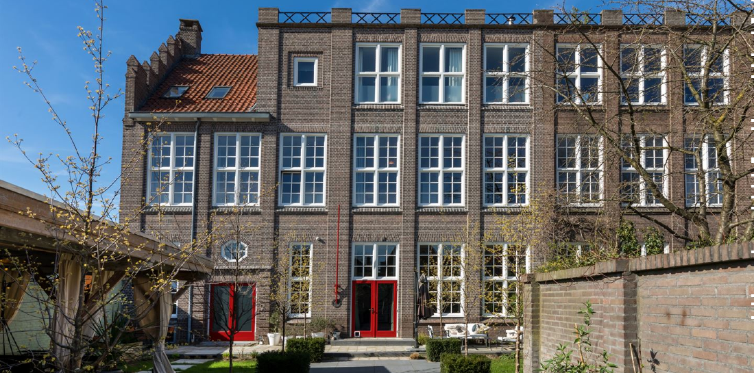 Presentator Leegte Redenaar Funda: voormalige jongensschool is nu toffe woning in Eindhoven (te koop)