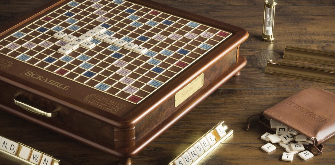 Dit luxe Scrabble bordspel zal jouw spelletjesavonden stijlvoller dan ooit maken