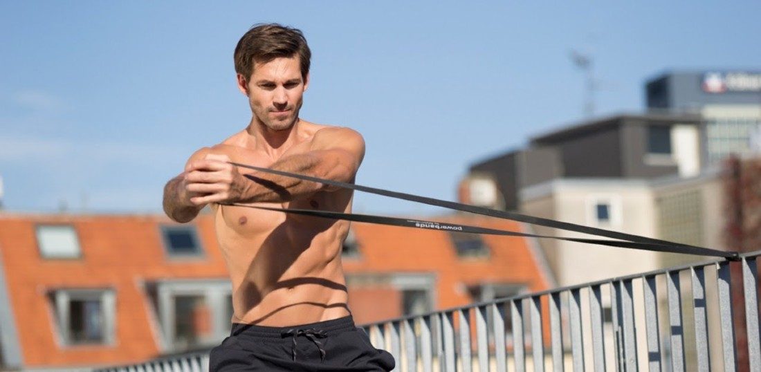 Workout met elastiek: met deze oefeningen kan jij eenvoudig thuis sporten