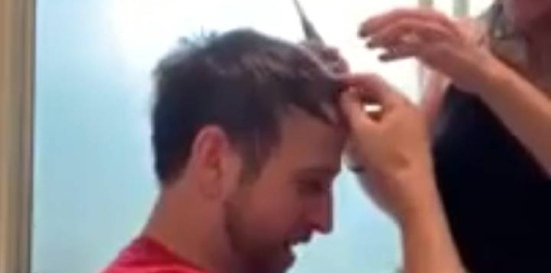 Man laat zijn haren thuis knippen door zijn vriendin en het gaat helemaal mis