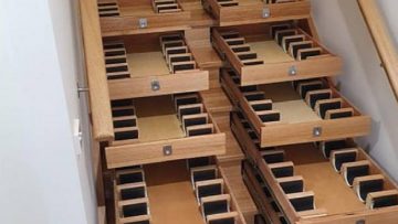 Man maakt van zijn trap een verborgen wijnkelder voor maar liefst 156 flessen