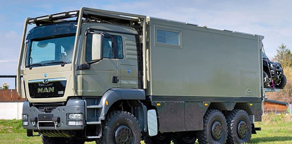 Deze reusachtige vrachtwagen is omgebouwd tot gruwelijke camper mét motorplatform