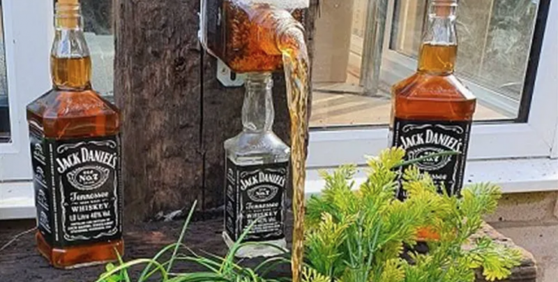 Man bouwt in dronken toestand geniale Jack Daniel’s fontein in de achtertuin