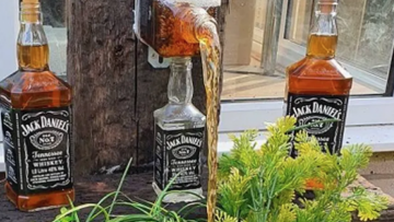 Man bouwt in dronken toestand geniale Jack Daniel’s fontein in de achtertuin
