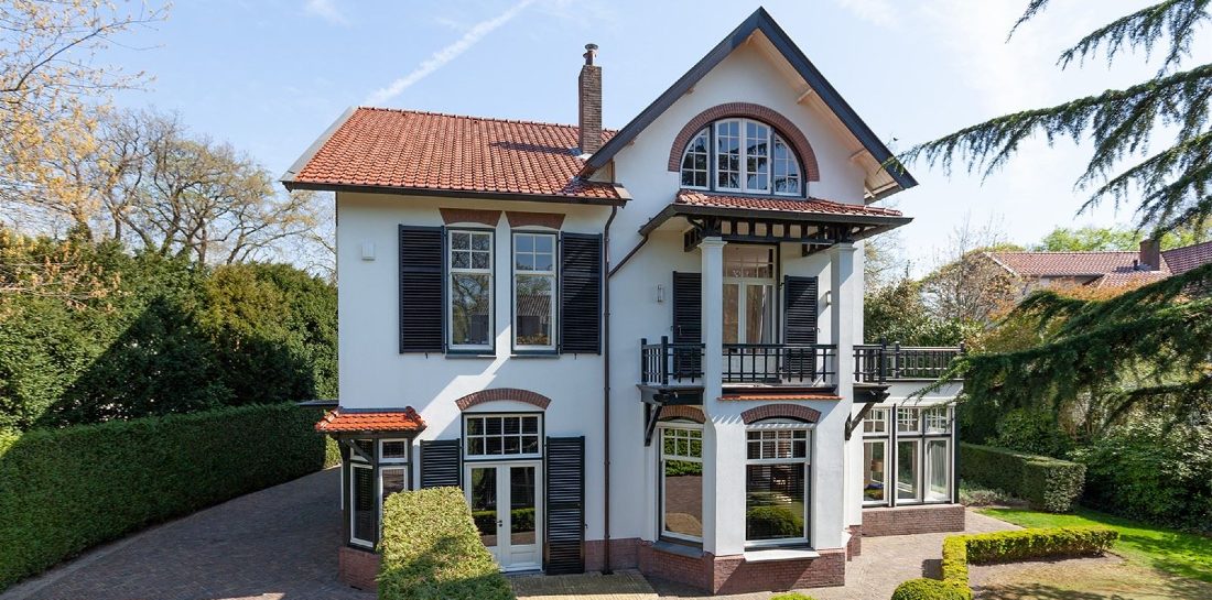Deze luxe villa met leipe autolift staat nu te koop op Funda