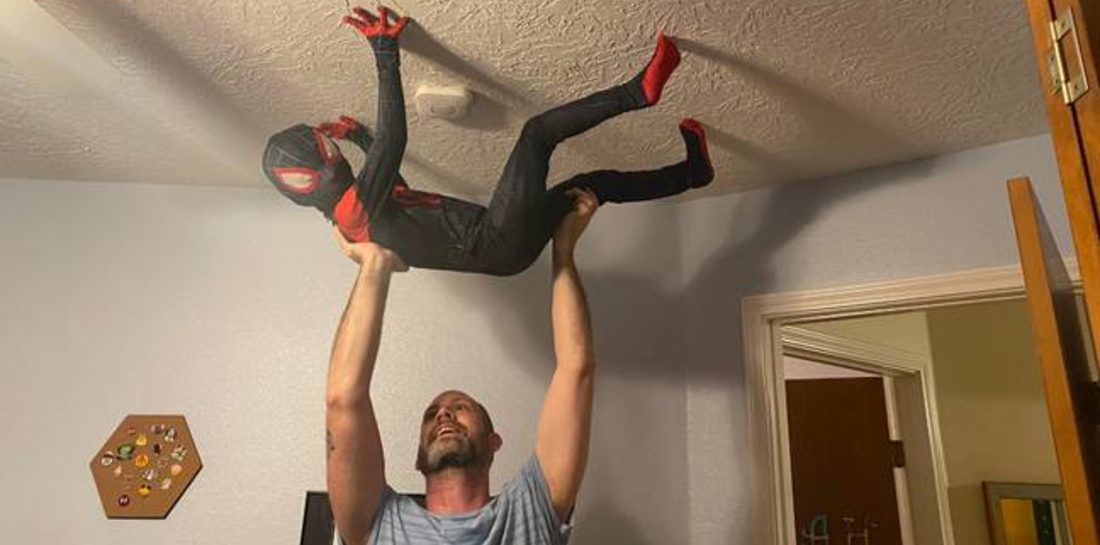 Vader gebruikt geweldige Photoshop-skills zodat zoon een real life Spider-Man lijkt