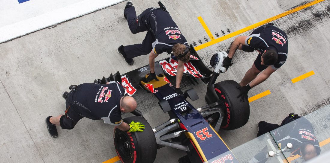 Deze timelapse laat zien hoe het team van Red Bull de wagen van Max Verstappen in no-time repareerde