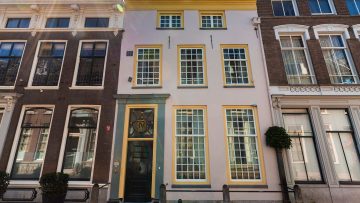 Dit rijtjeshuis in Utrecht is vanbinnen een verborgen historisch paleis