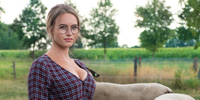 De Boerinnen Kalender 2021 staat weer vol met de mooiste vrouwen van het platteland