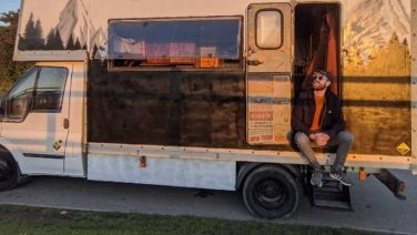 Man bouwt voor €17.600 een oude verhuisbus om tot ultieme mancave camper