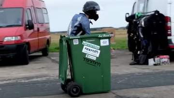 Man vestigt wereldrecord met de snelste vuilnisbak op wielen