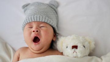 Baby valt moeilijk in slaap. Wat te doen?