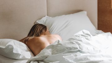 10 dingen die mega irritant zijn aan het samen slapen met je vriendin