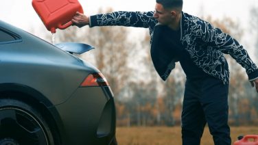 Bizar: Russische YouTuber steekt Mercedes AMG GT 63S in brand