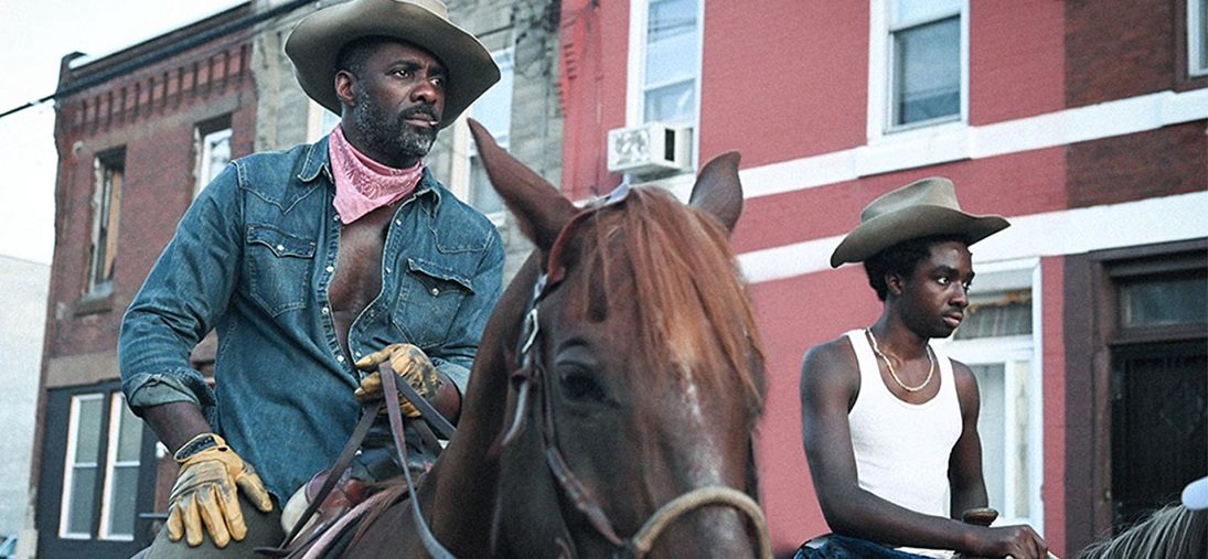 Idris Elba te paard in de nieuwe Netflix film Concrete Cowboy