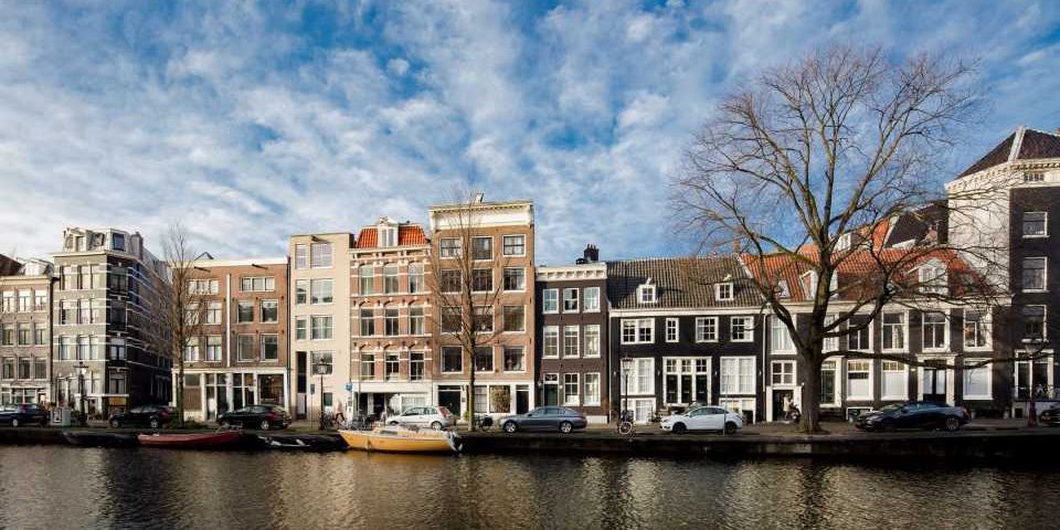 Youp van ’t Hek legt miljoenen neer voor dit Amsterdamse grachtenpand