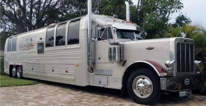 Amerikaanse vrachtwagen omgebouwd tot absurd luxe camper