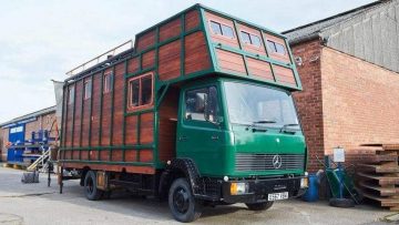 Deze oude vrachtwagen is omgetoverd tot houten mega camper