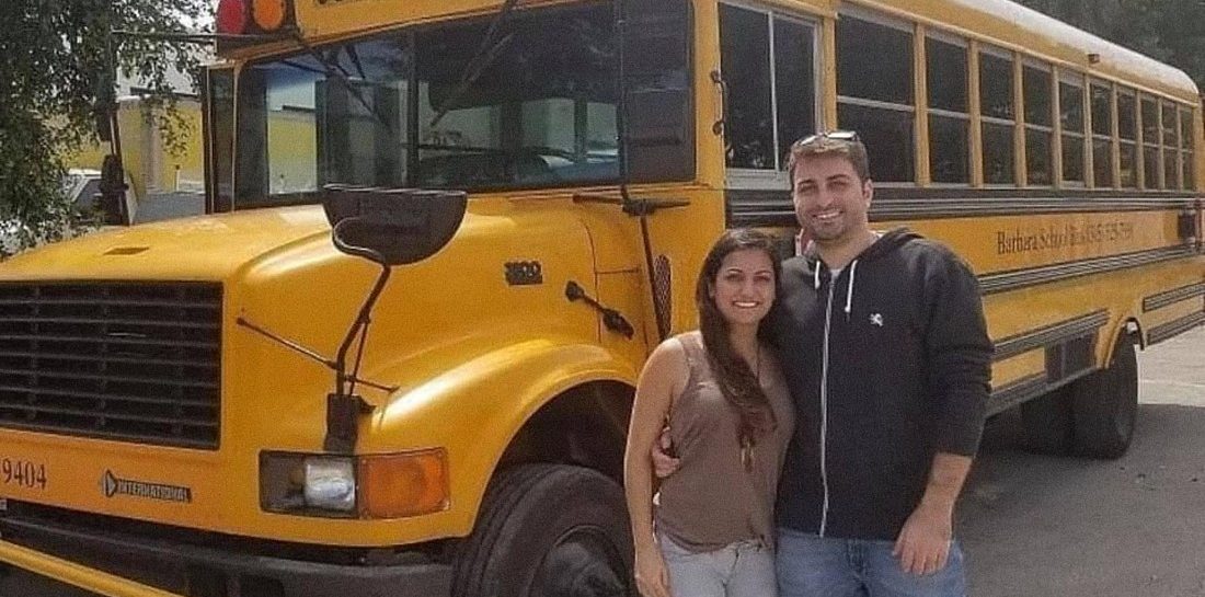 Koppel tovert schoolbus in 563 dagen om tot superluxe camper