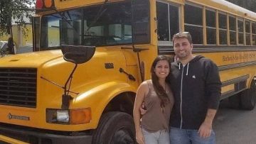 Koppel tovert schoolbus in 563 dagen om tot superluxe camper