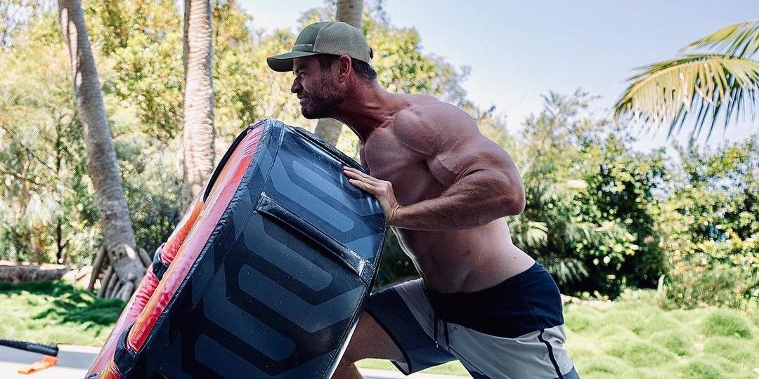 Chris Hemsworth showt zijn snoeiharde workout en beestachtige lichaam voor Hulk Hogan-rol