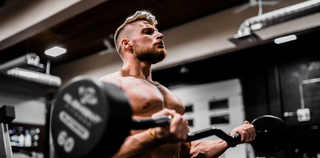 Deze 4 fouten maken veel mannen bij het trainen van de biceps