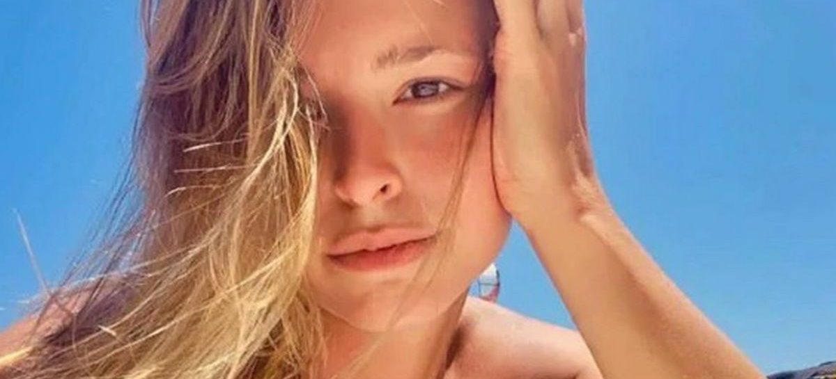 Belgisch model Marisa Papen zwemt zonder kleren tussen de haaien