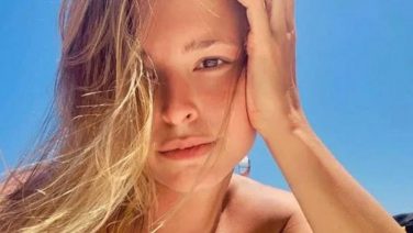 Belgisch model Marisa Papen zwemt zonder kleren tussen de haaien