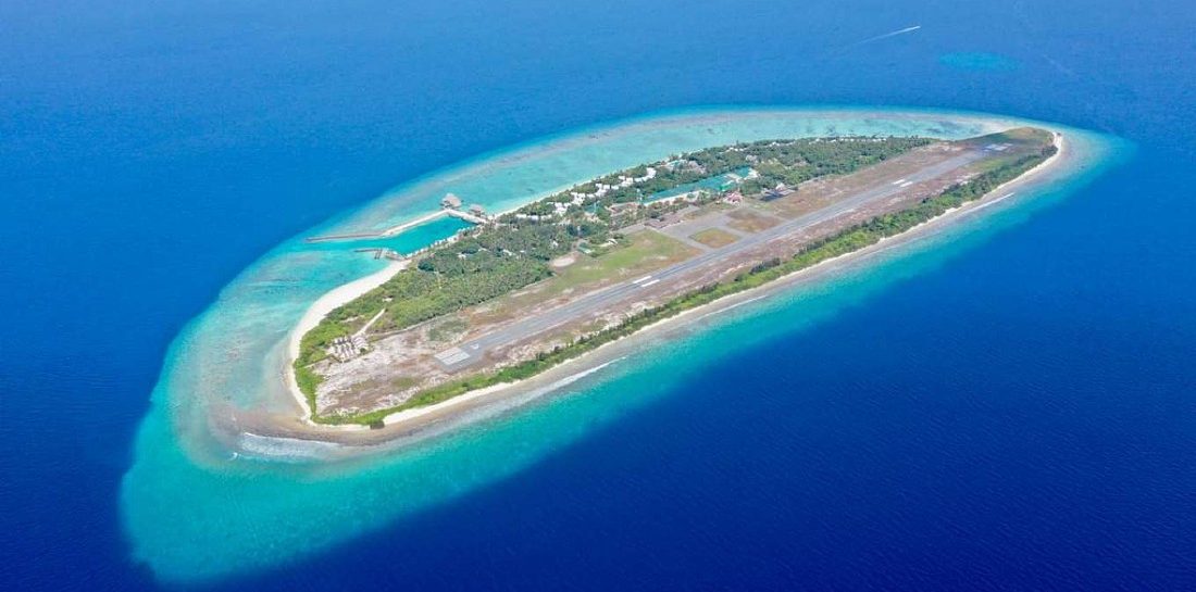 Dit prachtige Maldiven-eiland met luxe resort én vliegveld staat nu te koop