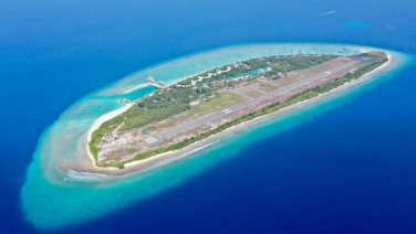 Dit prachtige Maldiven-eiland met luxe resort én vliegveld staat nu te koop