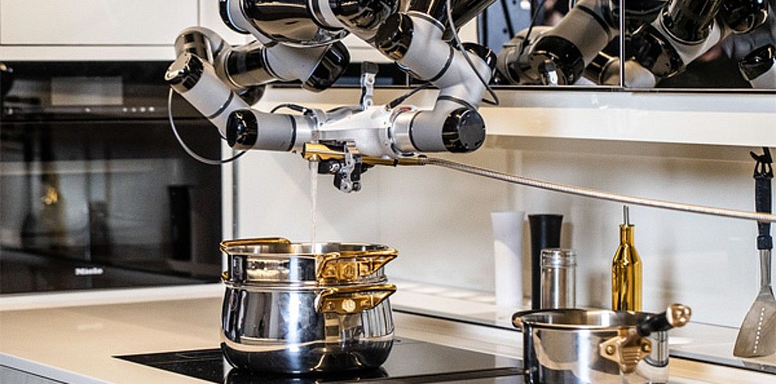 Deze peperdure huishoud robot kookt én doet de afwas voor je