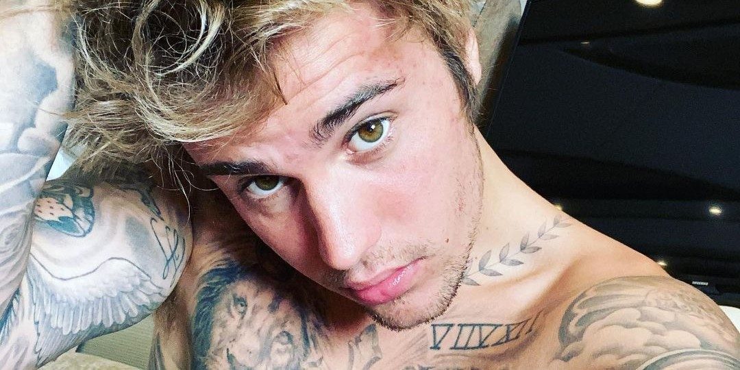 Justin Bieber showt hoe hij al zijn tattoos laat verdwijnen voor videoclip