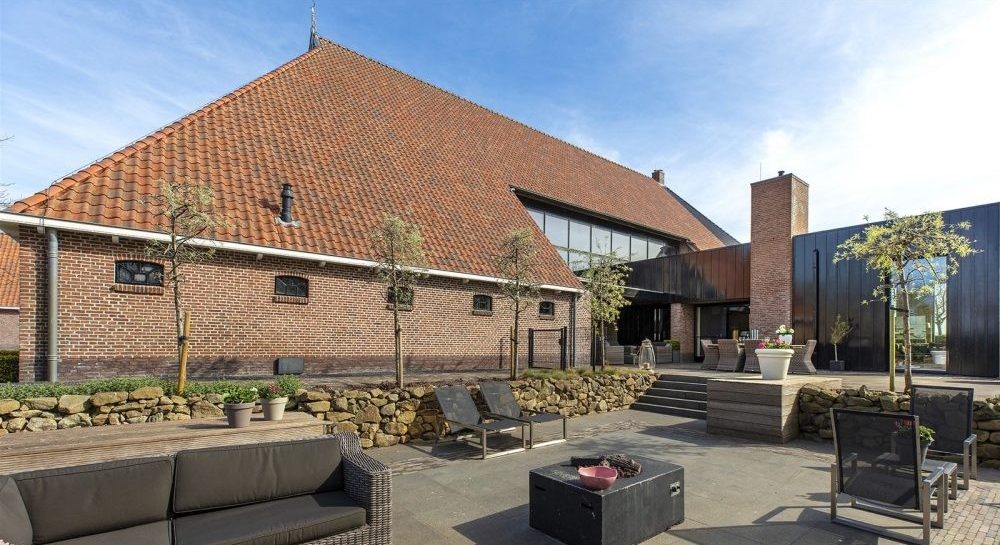 Deze woonboerderij XXL is de allerduurste te koop staande villa in Friesland