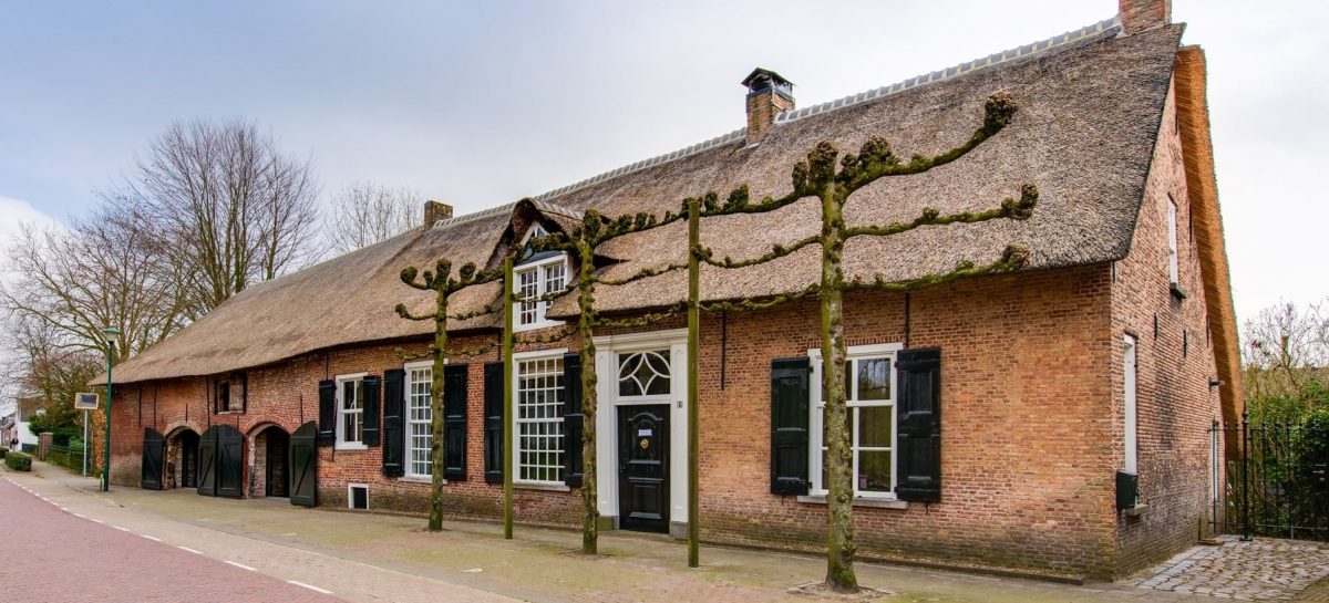 Funda parel: Brabantse woonboerderij met een eigen bruin café staat te koop